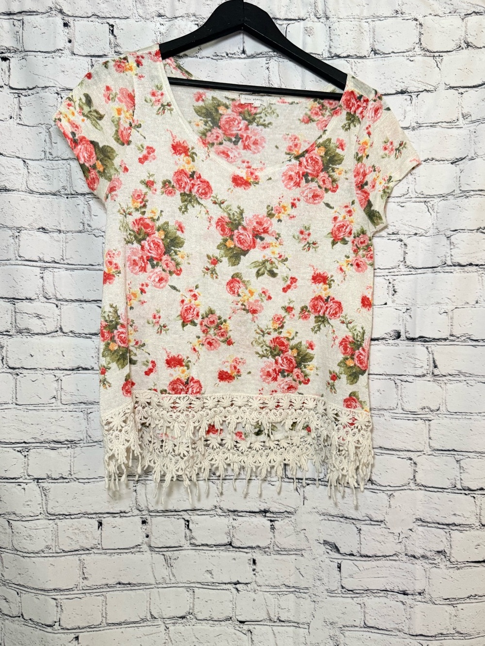 Blu planet. Floral Fringe Hem Short Sleeve Top - White with Pink Roses. Size L